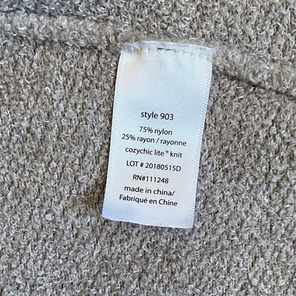 Barefoot Dreams CozyChic Lite Island Wrap, size S/M. Excellent condition - Picture 3 of 13